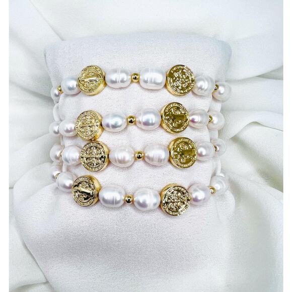 St Benito bracelet made of freshwater pearls and gold plated beads - Picture 3 of 5